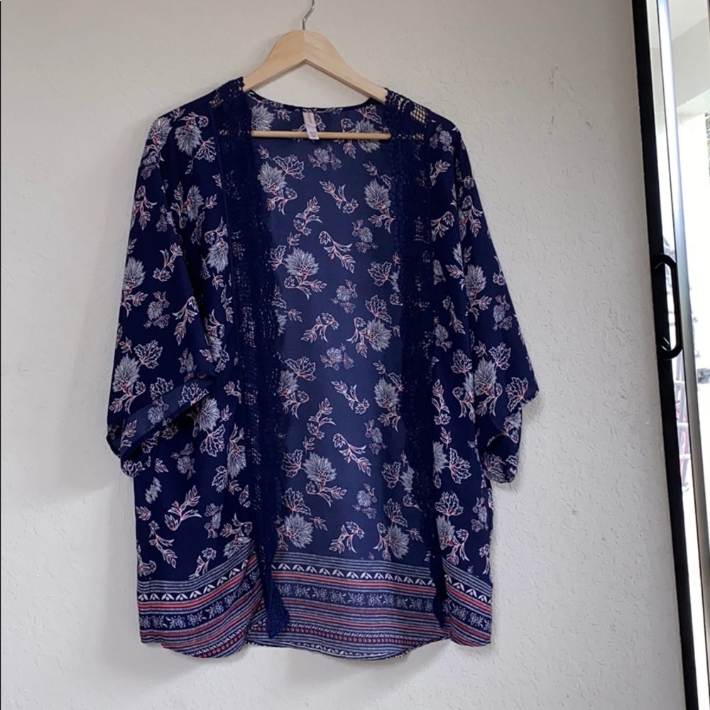 EUC boHo floral Navy pink kimono w/ crochet detail